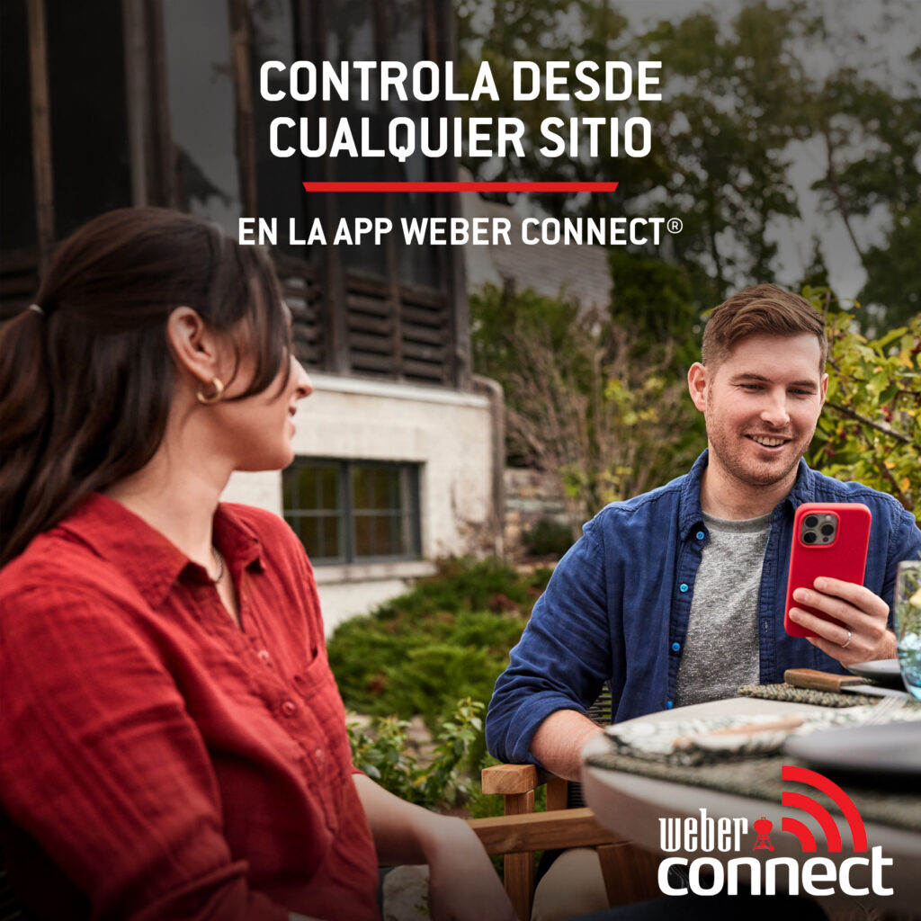 Hombre y mujer usando app Weber Connect