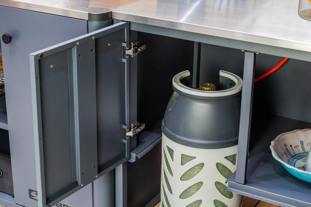 Gabinete abierto con bombona de gas