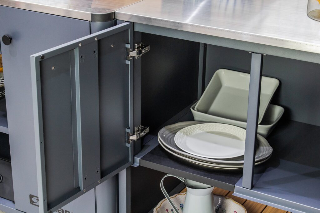 Armario de cocina abierto con vajilla