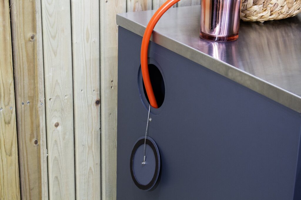 Tubería naranja y superficie metálica brillante