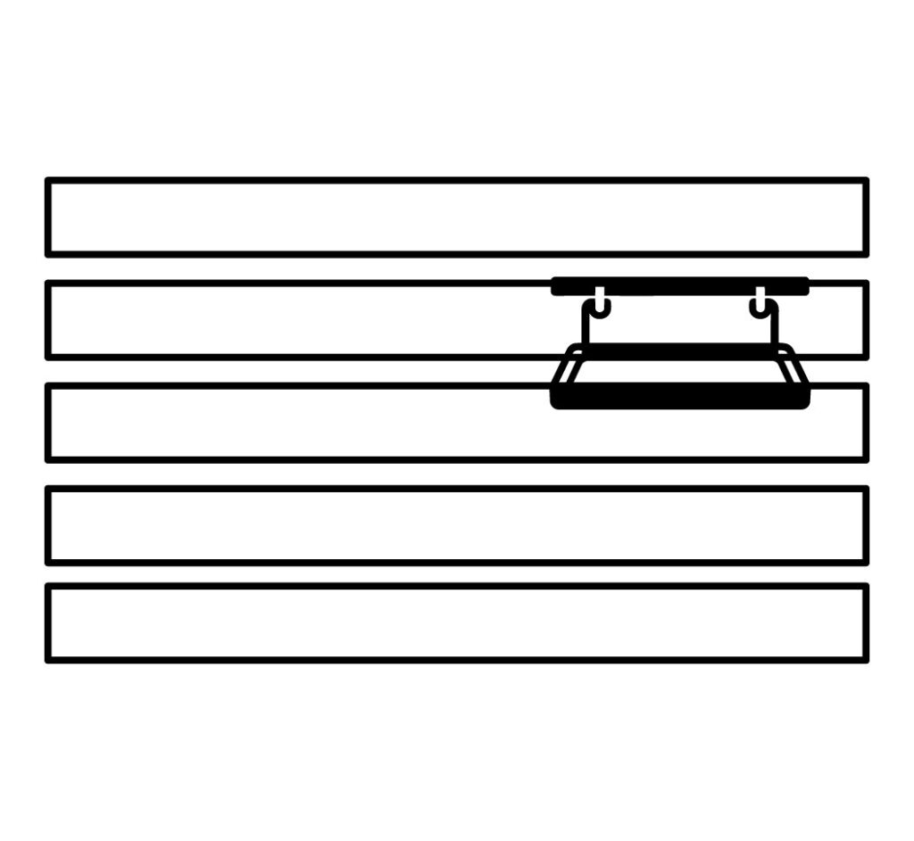 Perchero vacío en pared de ranuras.