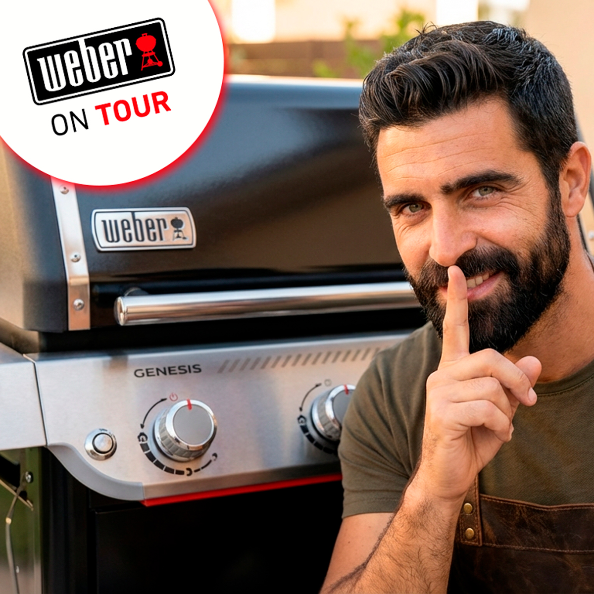 Hombre sonriente frente a una barbacoa Weber