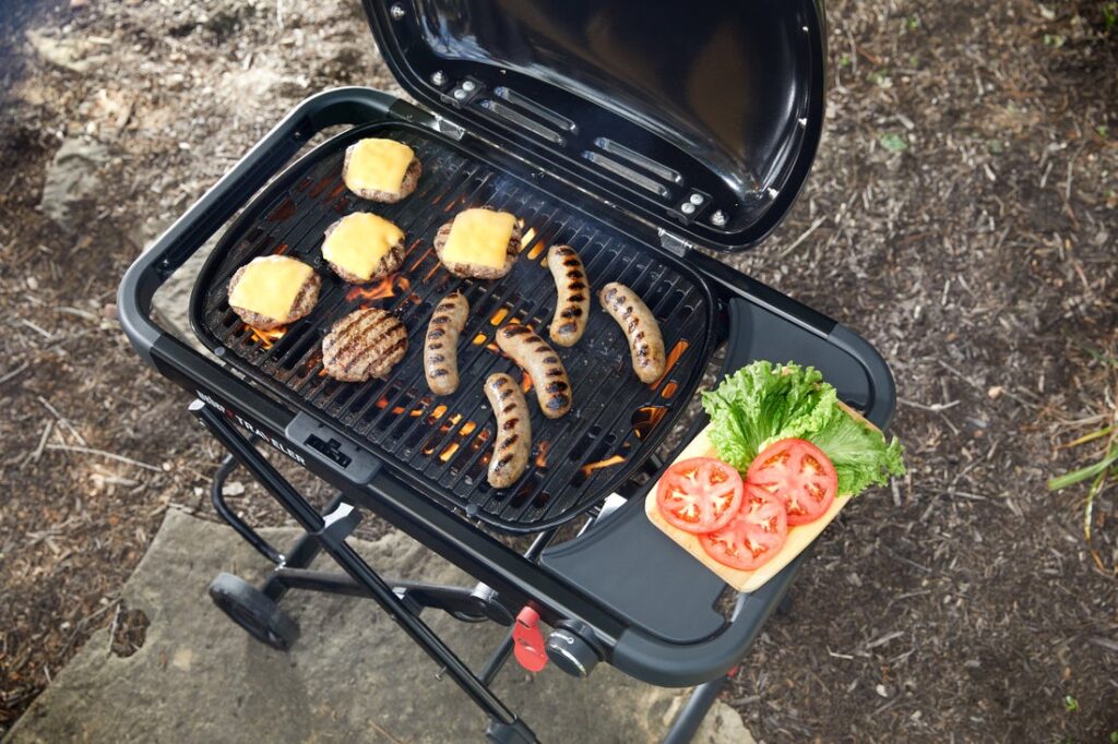 Barbacoa con hamburguesas y salchichas asadas
