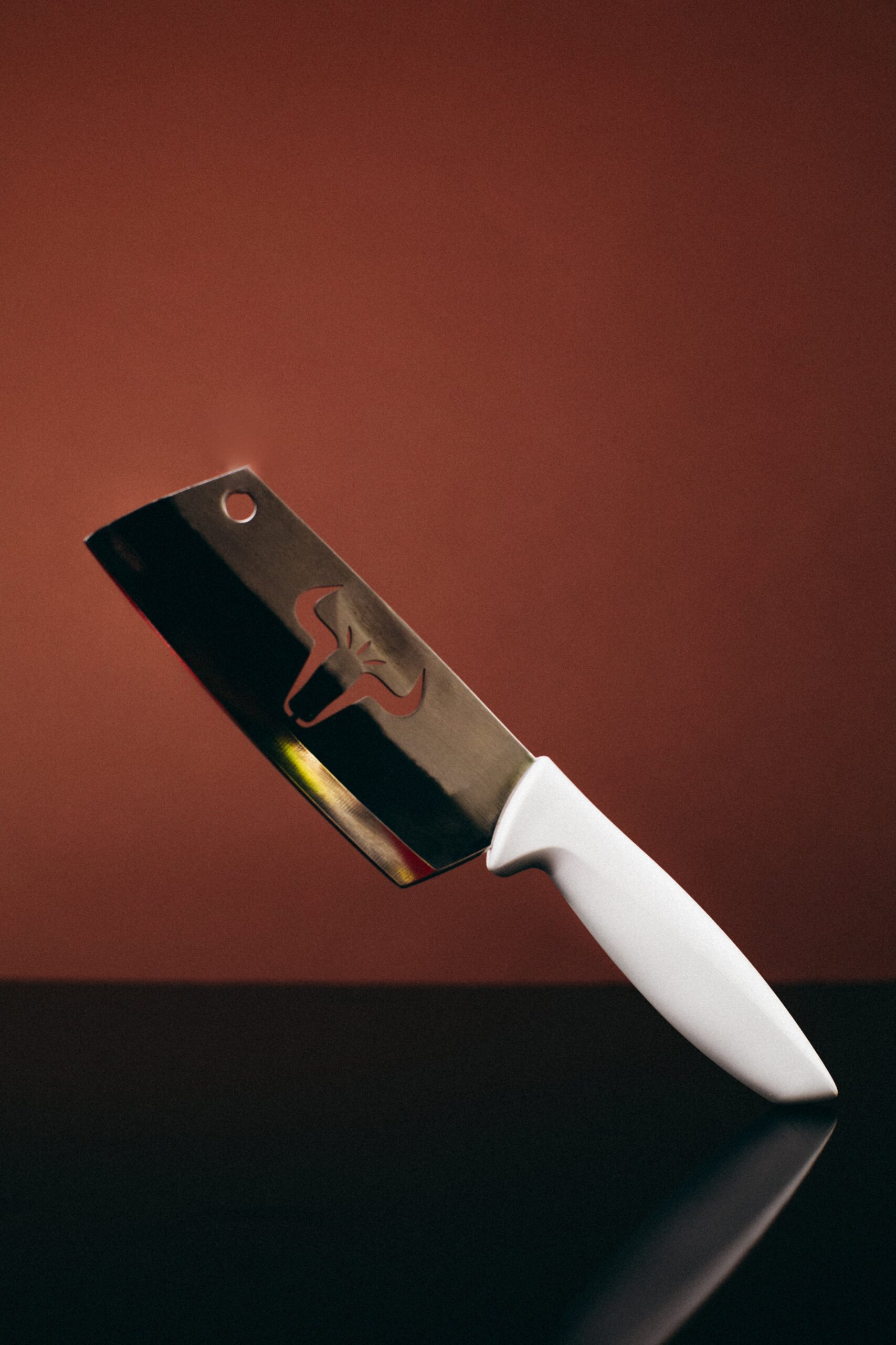 Cuchillo de cocina con mango blanco