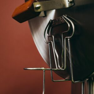 Parrilla de acero con mango de madera