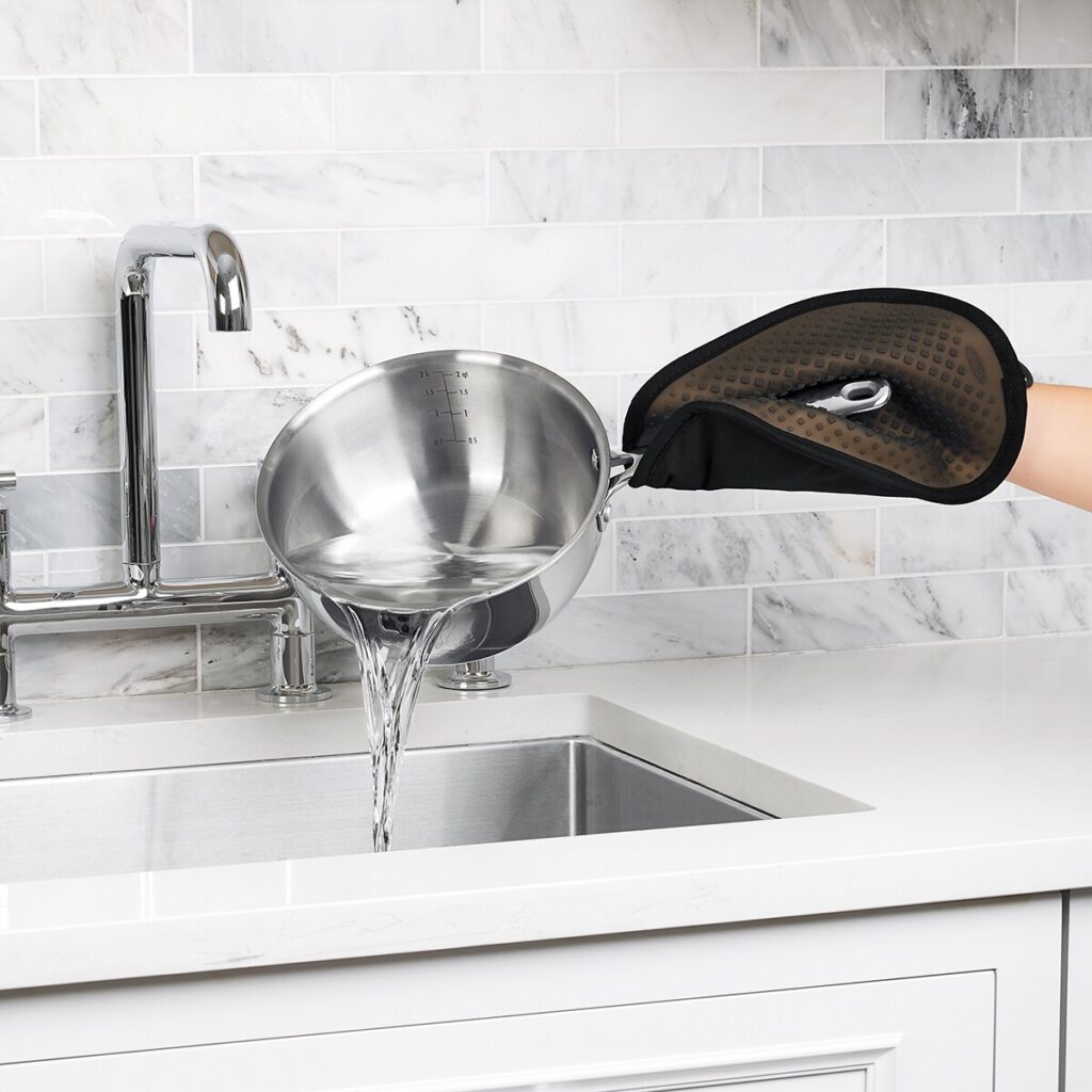 Vertido de agua en fregadero de cocina