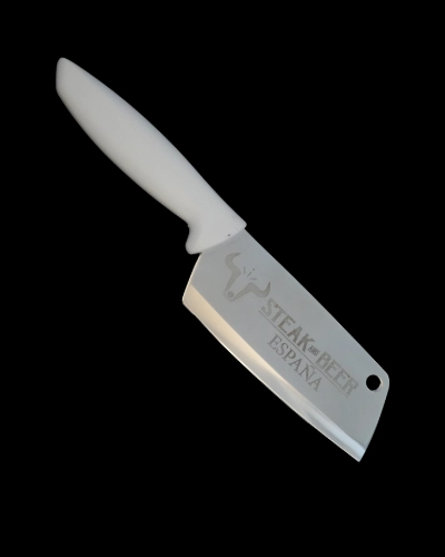 Cuchillo de cocina blanco con estampado grabado.