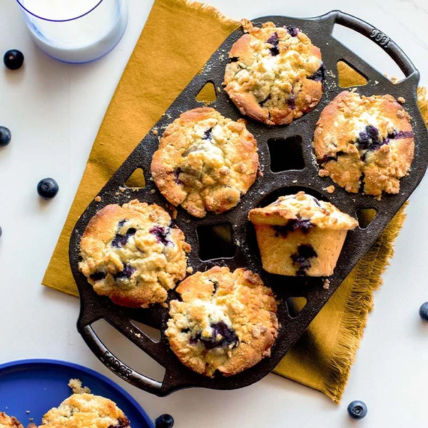 Muffins de arándanos en bandeja