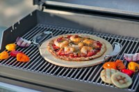 Pizza cocinándose en una parrilla al aire libre
