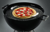 Pizza cocinando en una parrilla de carbón