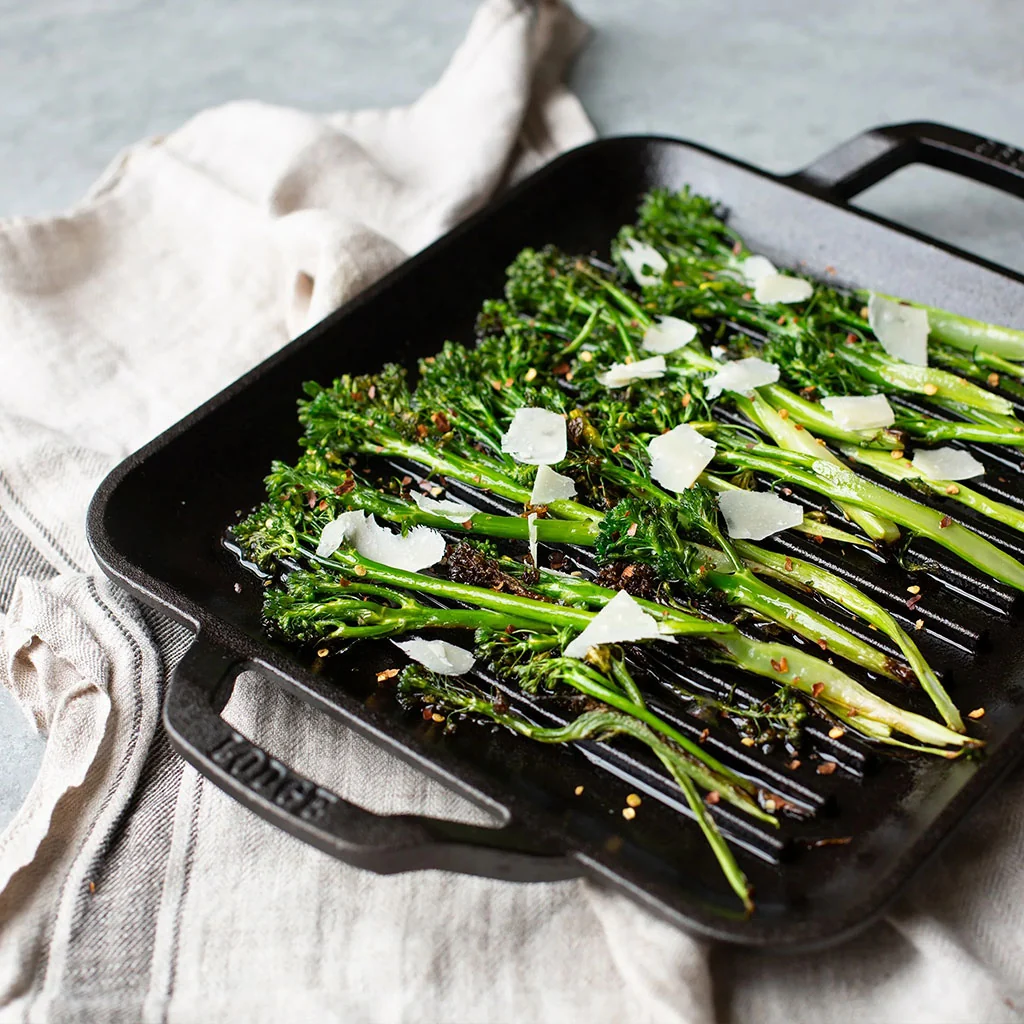 Broccolini a la parrilla con queso.