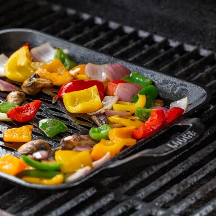 Verduras asadas en una parrilla de hierro.