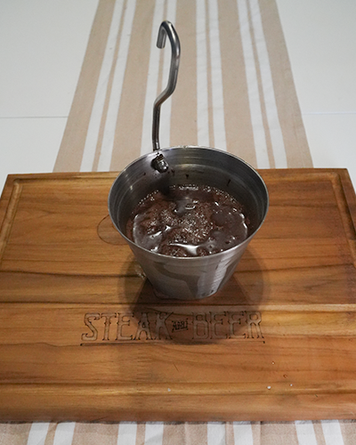 Cubeta metálica sobre tabla de madera