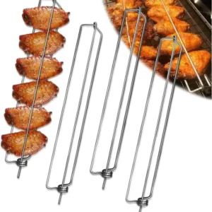 Brochetas metálicas con alitas de pollo.