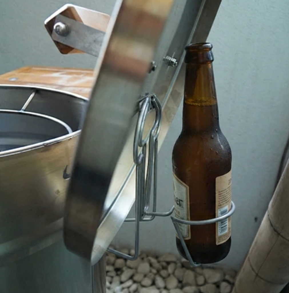 Botella de cerveza en soporte de lata