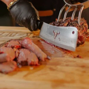 Corte de carne asada en tabla de madera.