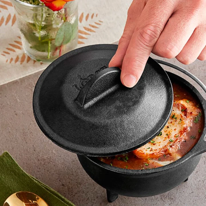 Olla negra de hierro fundido con tapa