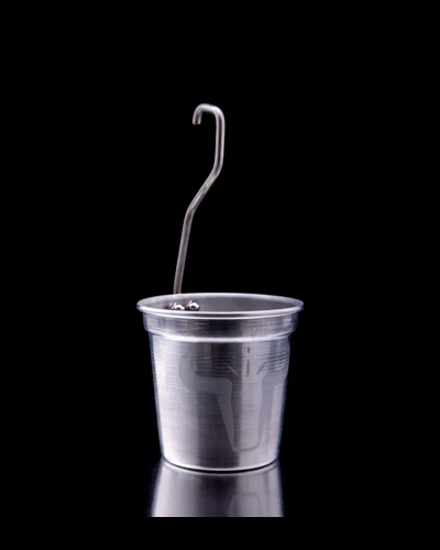 Cubo de metal con gancho