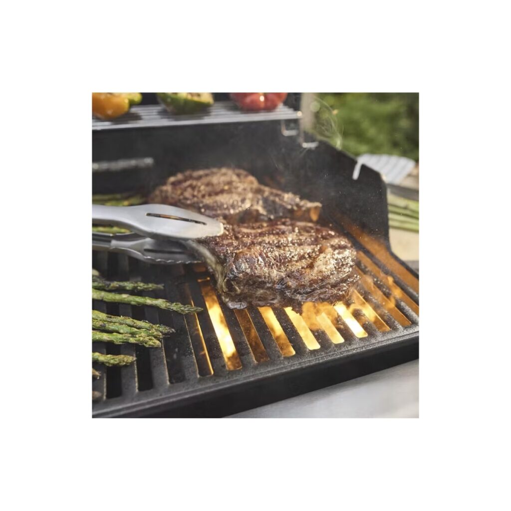 Carne y espárragos en una parrilla caliente