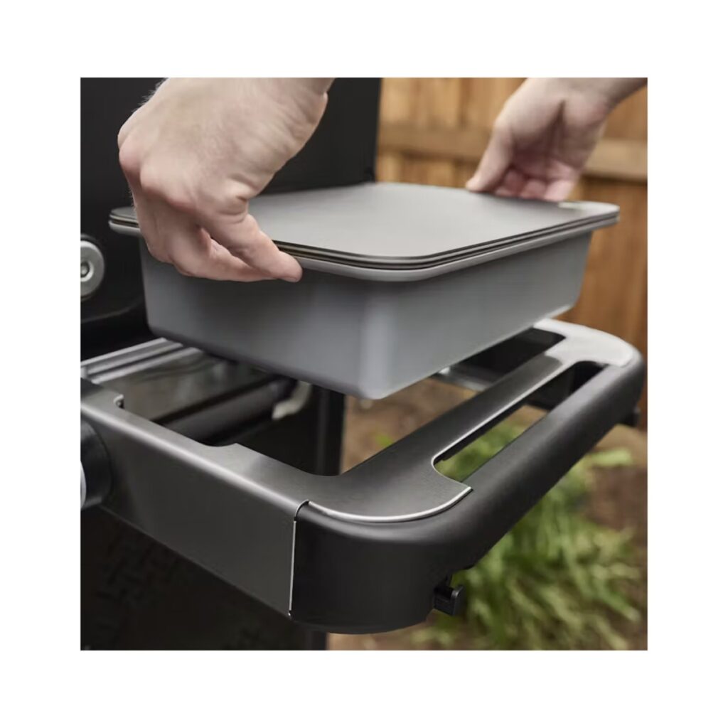 Manos colocando un recipiente en una parrilla